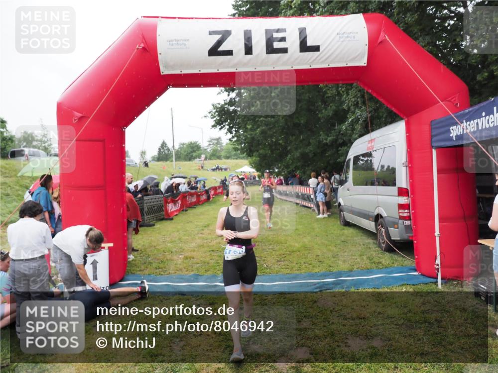 21.06.2025 - 27. Vierlanden-Triathlon MichiJ http://msf.ph/oto/8046942 15.06.2026 14:09:07 Ziel 218, 1180, 1230 meine-sportfotos.de