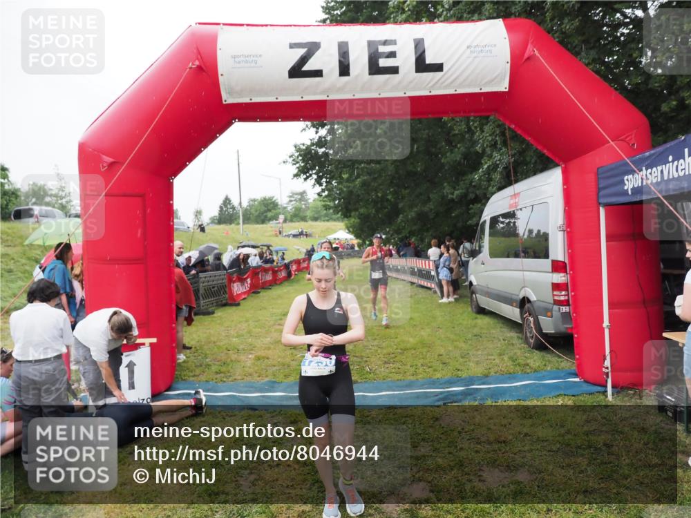 21.06.2025 - 27. Vierlanden-Triathlon MichiJ http://msf.ph/oto/8046944 15.06.2026 14:09:07 Ziel 218, 1180, 1230 meine-sportfotos.de