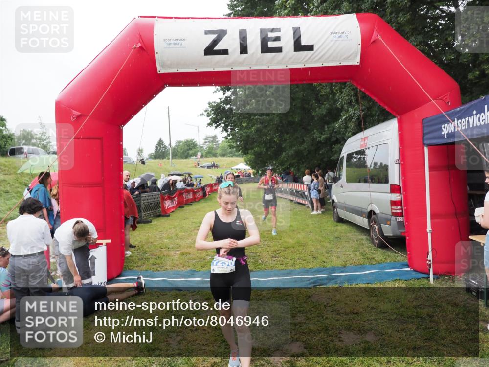 21.06.2025 - 27. Vierlanden-Triathlon MichiJ http://msf.ph/oto/8046946 15.06.2026 14:09:08 Ziel 218, 1180, 1230 meine-sportfotos.de