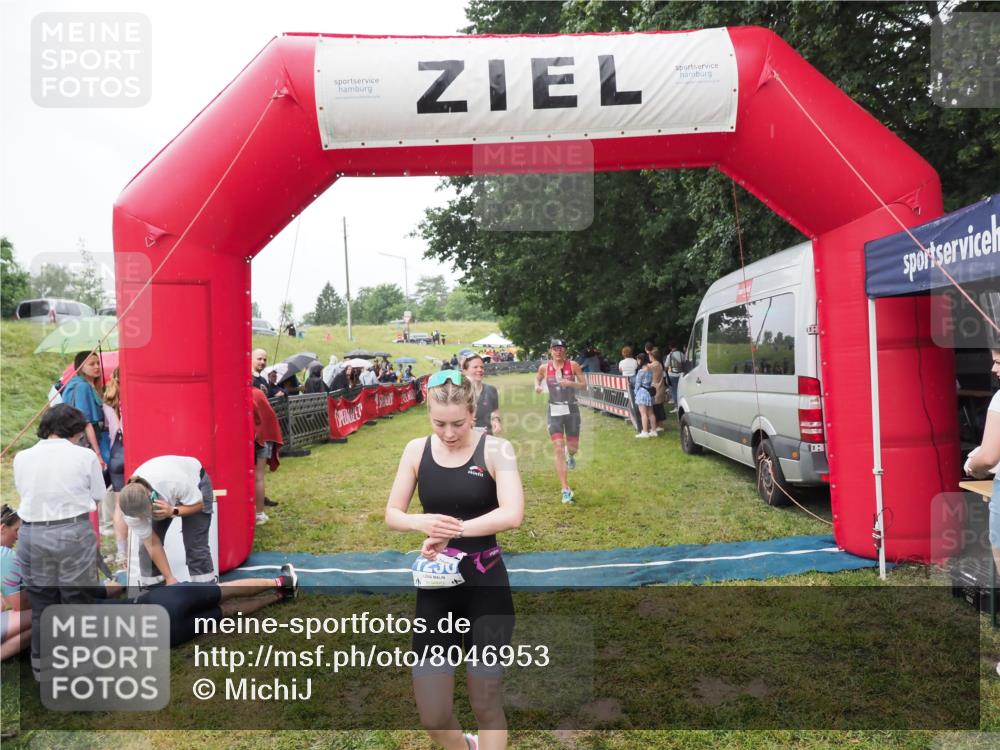 21.06.2025 - 27. Vierlanden-Triathlon MichiJ http://msf.ph/oto/8046953 15.06.2026 14:09:08 Ziel 218, 1180, 1230 meine-sportfotos.de