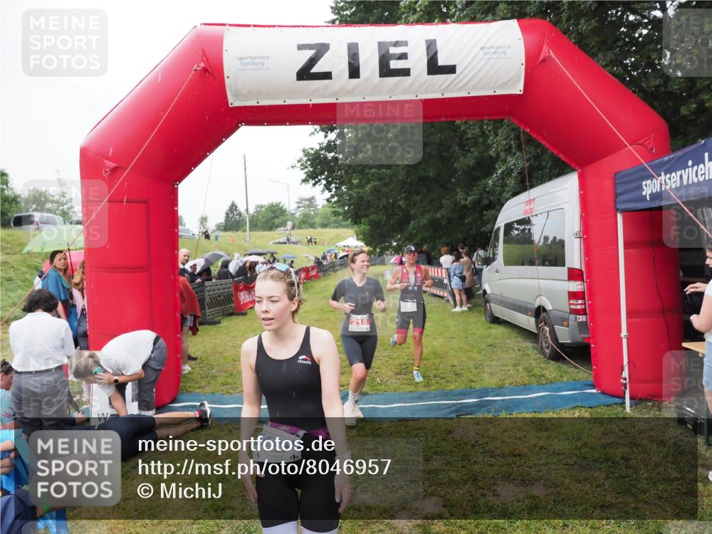 21.06.2025 - 27. Vierlanden-Triathlon MichiJ http://msf.ph/oto/8046957 15.06.2026 14:09:08 Ziel 218, 1180, 1230 meine-sportfotos.de