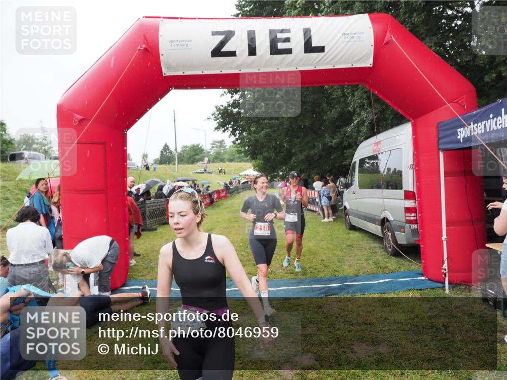 21.06.2025 - 27. Vierlanden-Triathlon MichiJ http://msf.ph/oto/8046959 15.06.2026 14:09:09 Ziel 218, 1180, 1230 meine-sportfotos.de