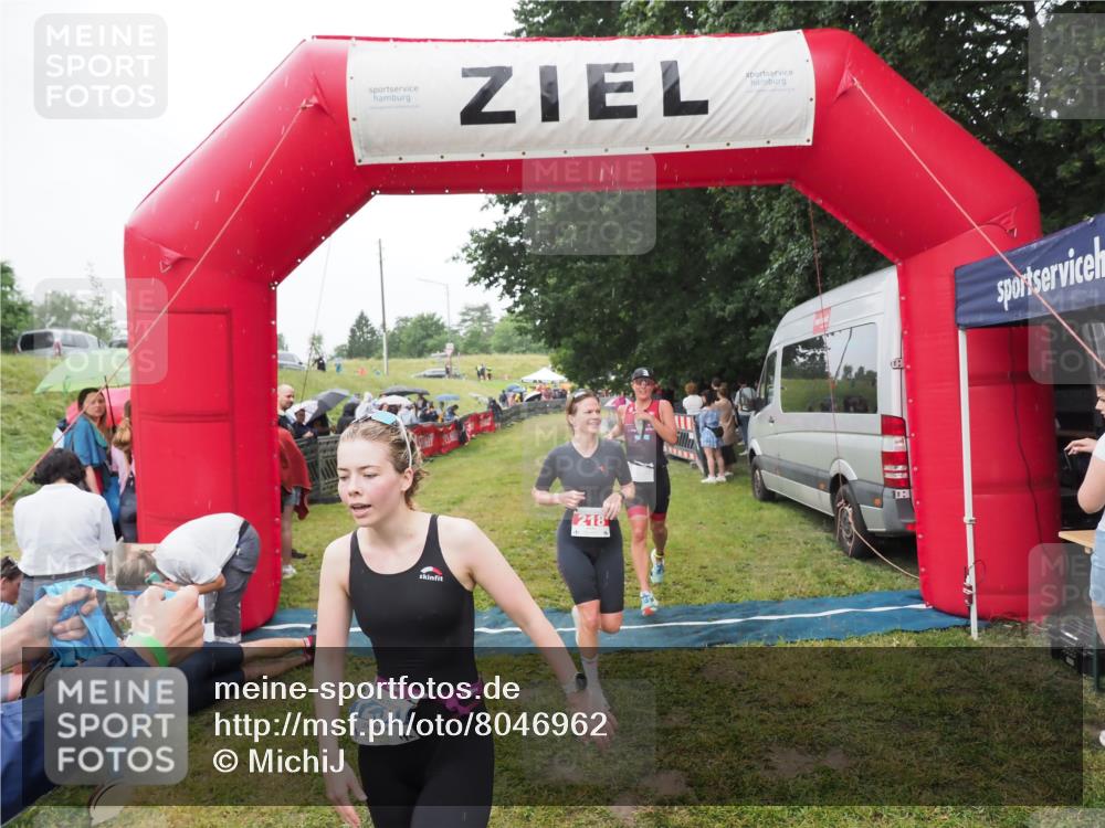 21.06.2025 - 27. Vierlanden-Triathlon MichiJ http://msf.ph/oto/8046962 15.06.2026 14:09:09 Ziel 218, 1180, 1230 meine-sportfotos.de