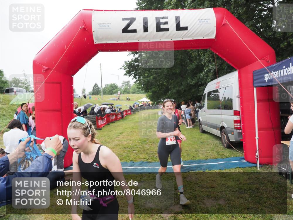 21.06.2025 - 27. Vierlanden-Triathlon MichiJ http://msf.ph/oto/8046966 15.06.2026 14:09:09 Ziel 218, 1180, 1230 meine-sportfotos.de