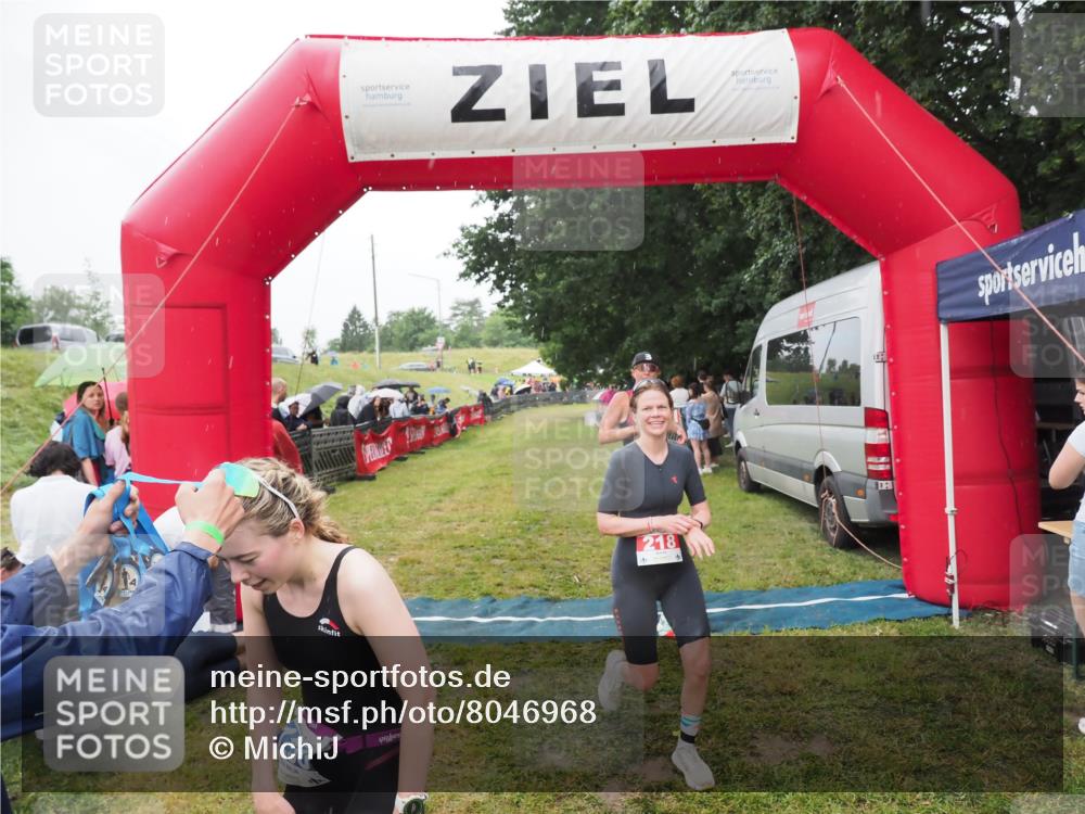 21.06.2025 - 27. Vierlanden-Triathlon MichiJ http://msf.ph/oto/8046968 15.06.2026 14:09:09 Ziel 218, 1180, 1230 meine-sportfotos.de