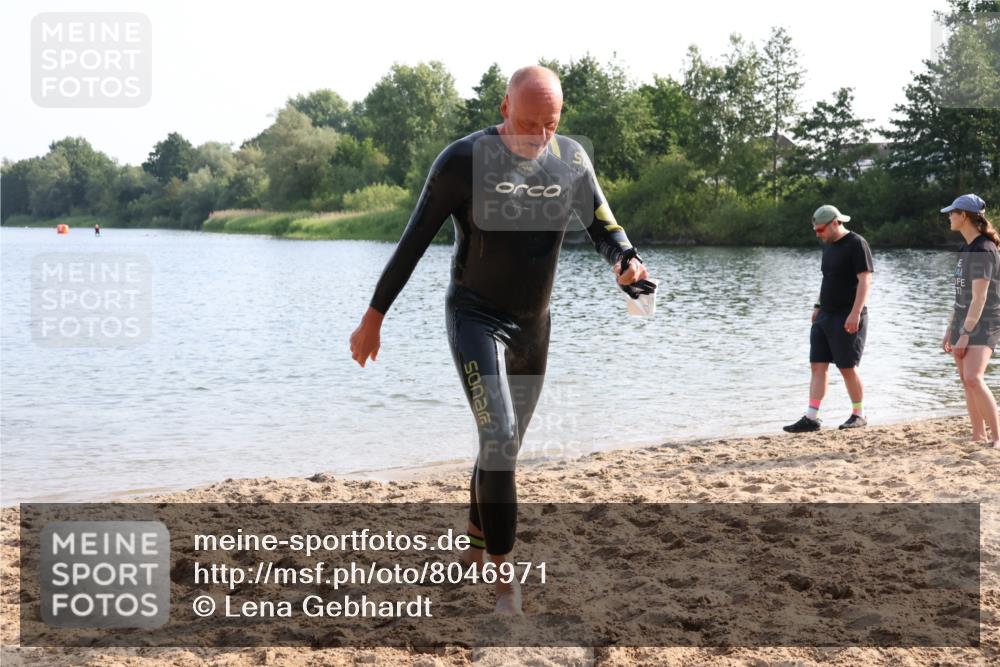 15.06.2025 - 27. Vierlanden-Triathlon Lena Gebhardt http://msf.ph/oto/8046971 15.06.2025 08:44:11 Schwimmen 97, 130, 153, 173, 174 meine-sportfotos.de
