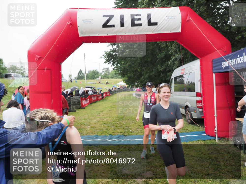 21.06.2025 - 27. Vierlanden-Triathlon MichiJ http://msf.ph/oto/8046972 15.06.2026 14:09:09 Ziel 218, 1180, 1230 meine-sportfotos.de