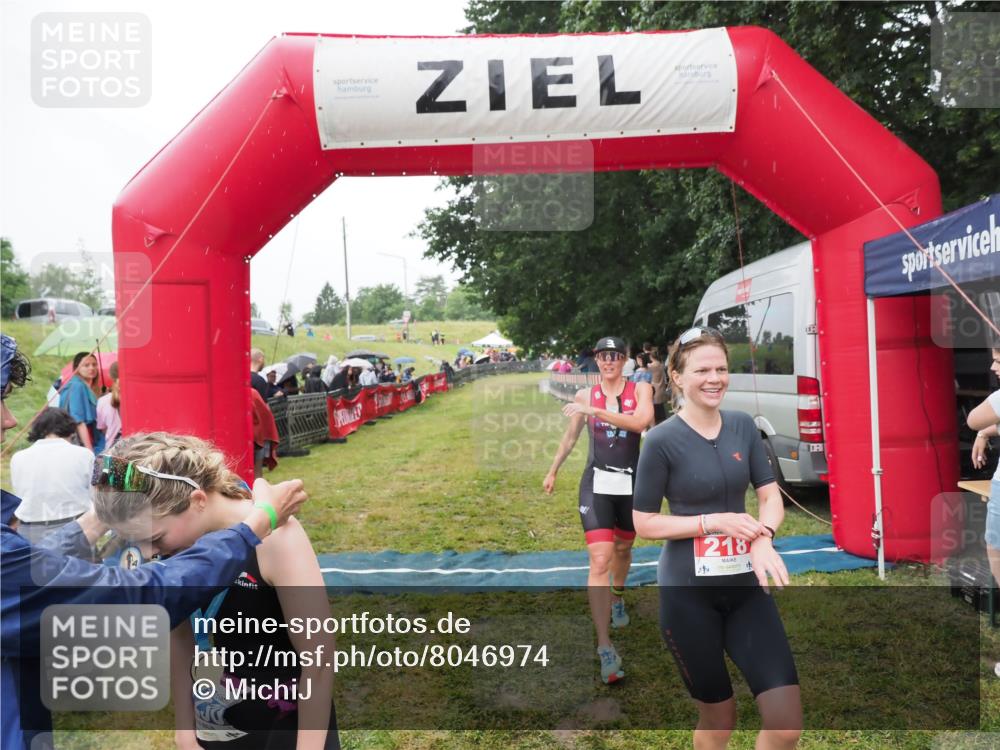 21.06.2025 - 27. Vierlanden-Triathlon MichiJ http://msf.ph/oto/8046974 15.06.2026 14:09:10 Ziel 218, 1180, 1230 meine-sportfotos.de