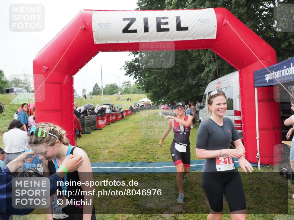 21.06.2025 - 27. Vierlanden-Triathlon MichiJ http://msf.ph/oto/8046976 15.06.2026 14:09:10 Ziel 218, 1180, 1230 meine-sportfotos.de