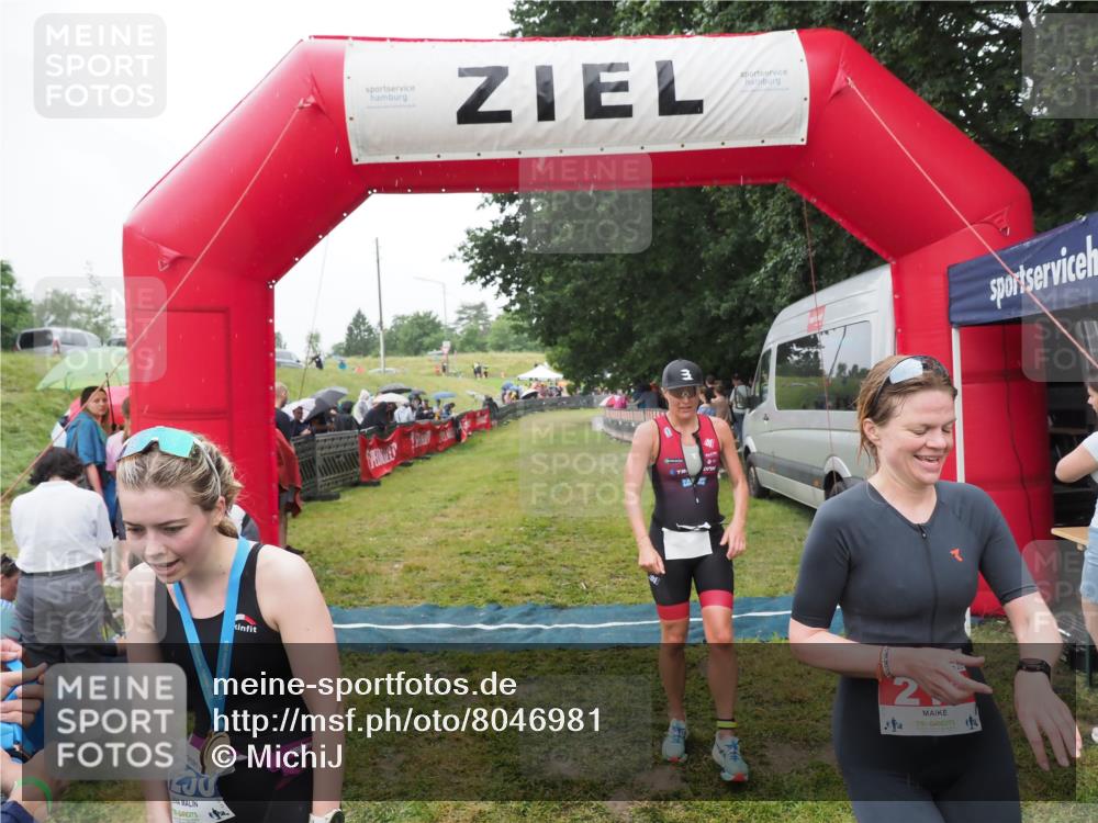21.06.2025 - 27. Vierlanden-Triathlon MichiJ http://msf.ph/oto/8046981 15.06.2026 14:09:10 Ziel 218, 1180, 1230 meine-sportfotos.de