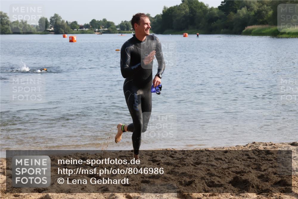 15.06.2025 - 27. Vierlanden-Triathlon Lena Gebhardt http://msf.ph/oto/8046986 15.06.2025 08:44:15 Schwimmen 130, 173, 174 meine-sportfotos.de