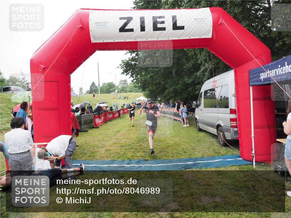 21.06.2025 - 27. Vierlanden-Triathlon MichiJ http://msf.ph/oto/8046989 15.06.2026 14:09:24 Ziel 1133, 1222 meine-sportfotos.de