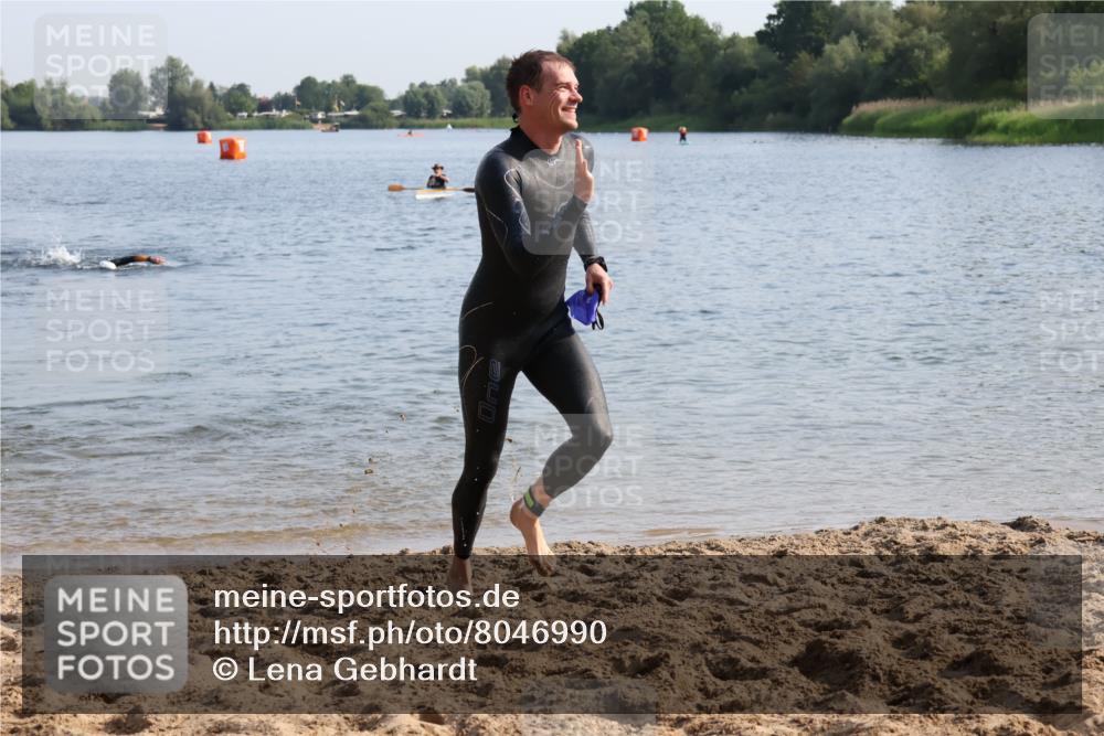15.06.2025 - 27. Vierlanden-Triathlon Lena Gebhardt http://msf.ph/oto/8046990 15.06.2025 08:44:15 Schwimmen 130, 173, 174 meine-sportfotos.de