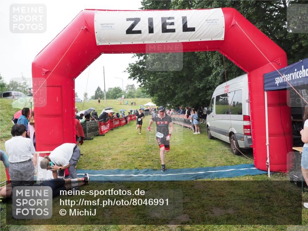 21.06.2025 - 27. Vierlanden-Triathlon MichiJ http://msf.ph/oto/8046991 15.06.2026 14:09:24 Ziel 1133, 1222 meine-sportfotos.de