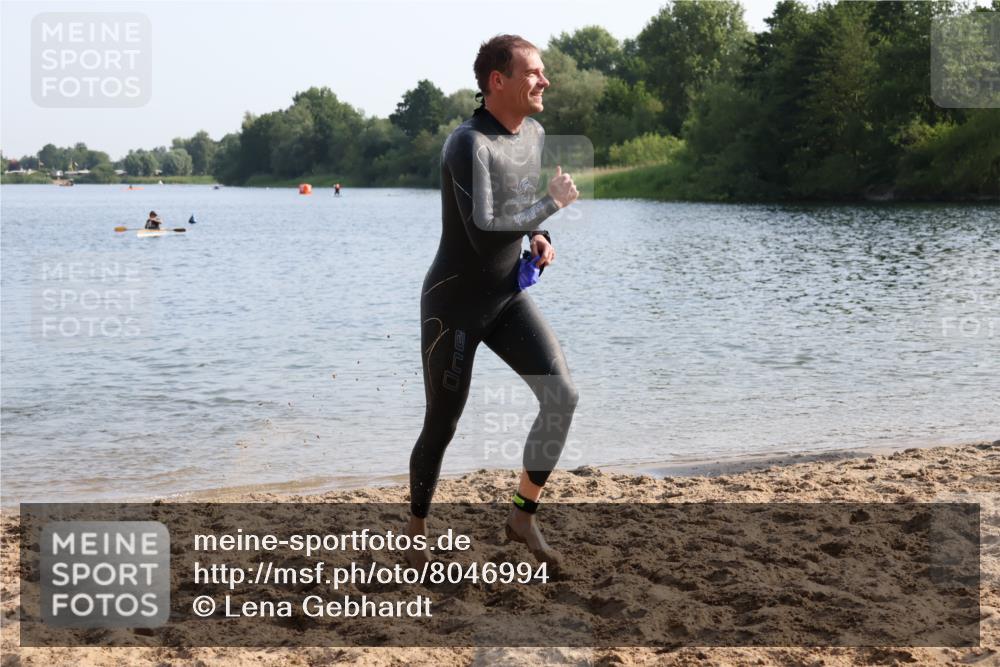15.06.2025 - 27. Vierlanden-Triathlon Lena Gebhardt http://msf.ph/oto/8046994 15.06.2025 08:44:16 Schwimmen 130, 173, 174 meine-sportfotos.de