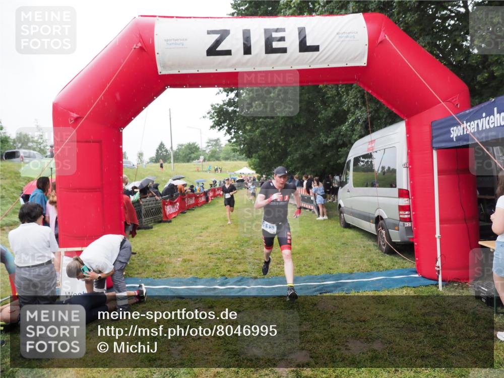 21.06.2025 - 27. Vierlanden-Triathlon MichiJ http://msf.ph/oto/8046995 15.06.2026 14:09:24 Ziel 1133, 1222 meine-sportfotos.de
