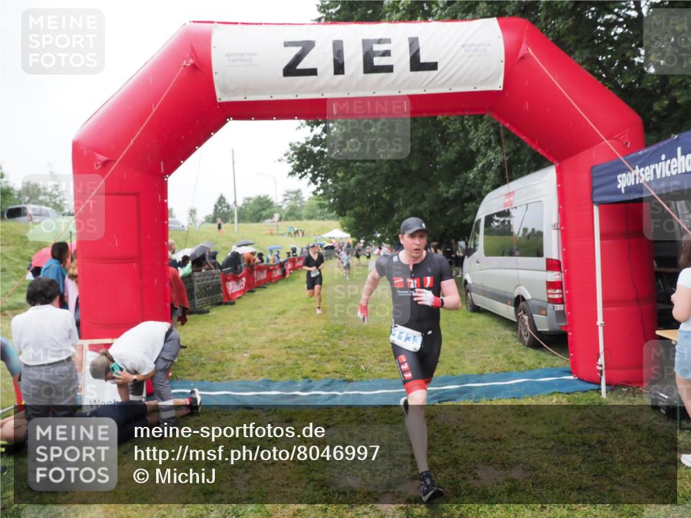 21.06.2025 - 27. Vierlanden-Triathlon MichiJ http://msf.ph/oto/8046997 15.06.2026 14:09:25 Ziel 1133, 1191, 1222 meine-sportfotos.de