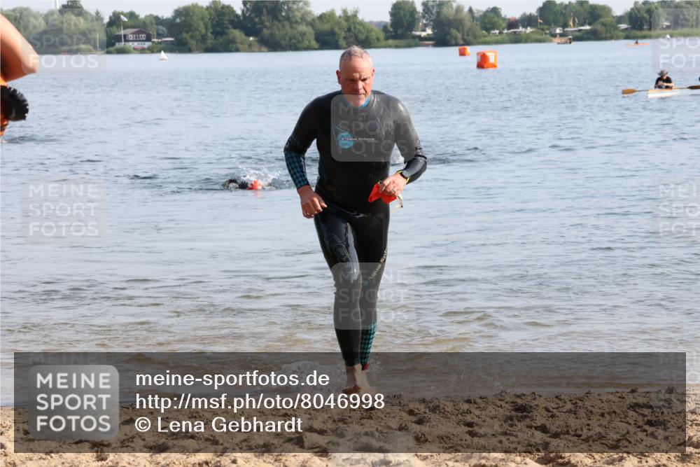 15.06.2025 - 27. Vierlanden-Triathlon Lena Gebhardt http://msf.ph/oto/8046998 15.06.2025 08:44:17 Schwimmen 130, 173, 174 meine-sportfotos.de