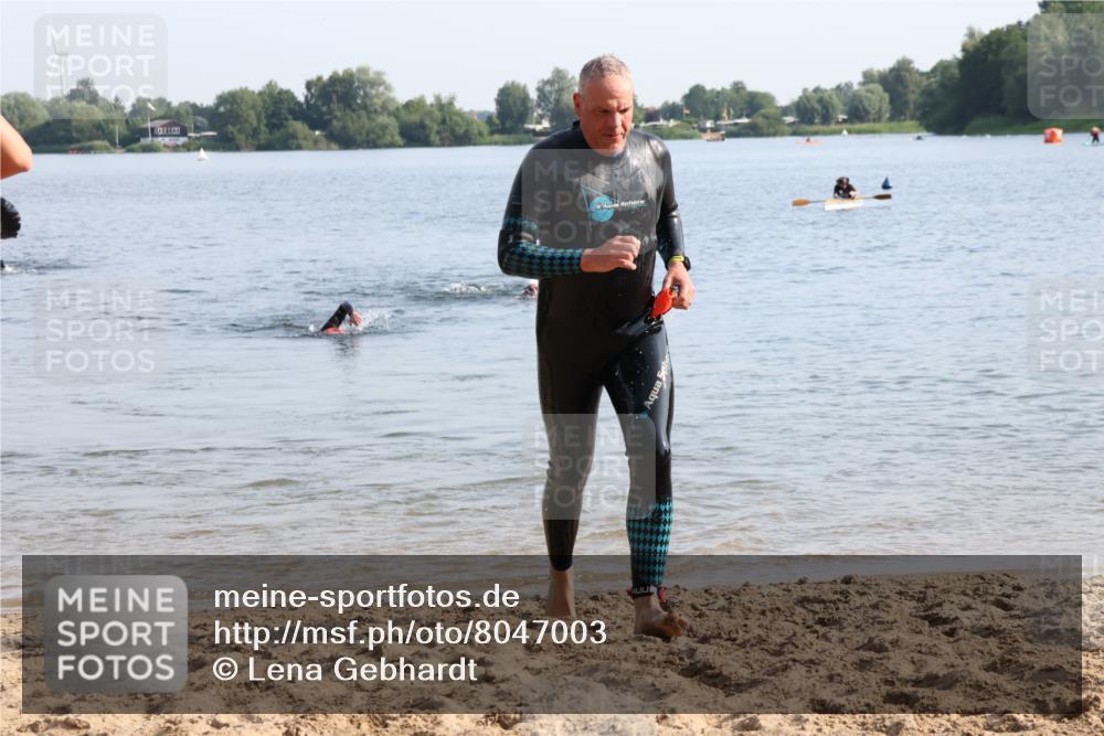 15.06.2025 - 27. Vierlanden-Triathlon Lena Gebhardt http://msf.ph/oto/8047003 15.06.2025 08:44:19 Schwimmen 130, 173, 174 meine-sportfotos.de