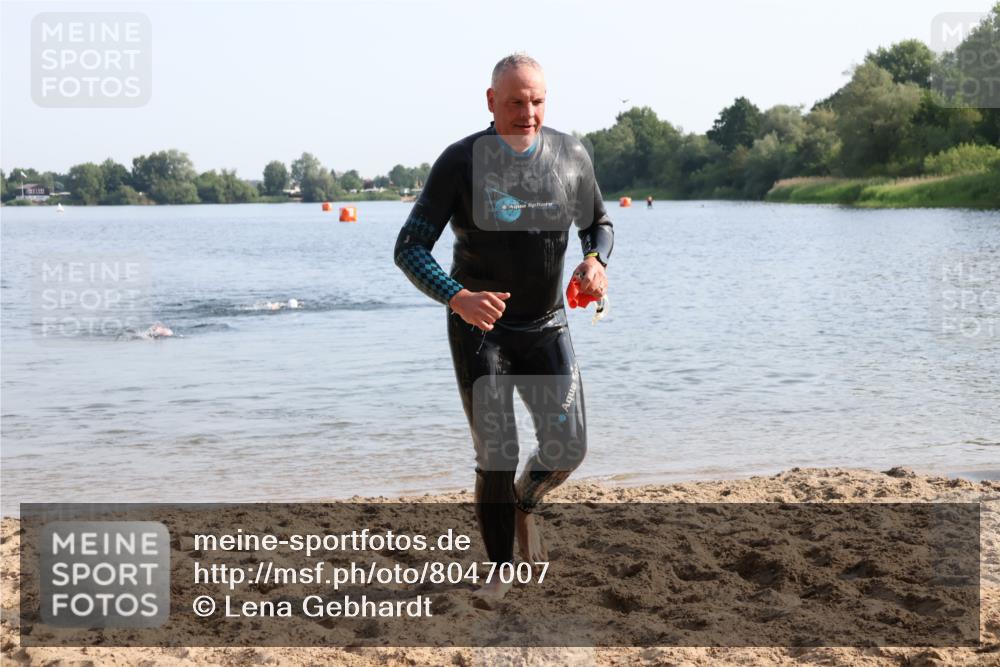 15.06.2025 - 27. Vierlanden-Triathlon Lena Gebhardt http://msf.ph/oto/8047007 15.06.2025 08:44:20 Schwimmen 130, 173, 174 meine-sportfotos.de