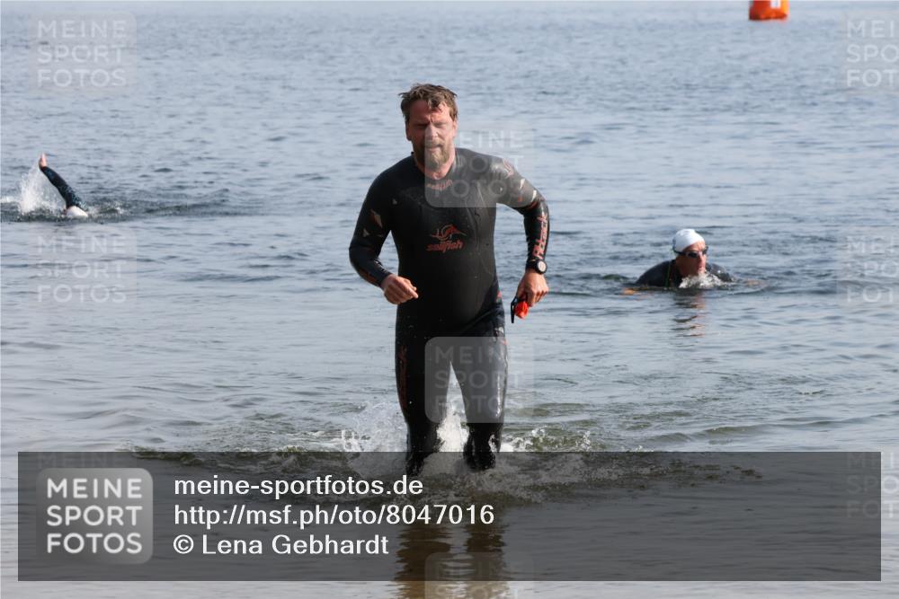 15.06.2025 - 27. Vierlanden-Triathlon Lena Gebhardt http://msf.ph/oto/8047016 15.06.2025 08:44:31 Schwimmen 93 meine-sportfotos.de