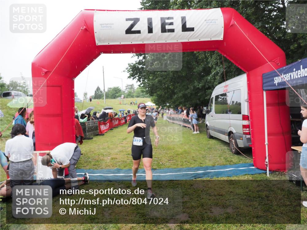 21.06.2025 - 27. Vierlanden-Triathlon MichiJ http://msf.ph/oto/8047024 15.06.2026 14:09:27 Ziel 1133, 1190, 1191, 1222 meine-sportfotos.de