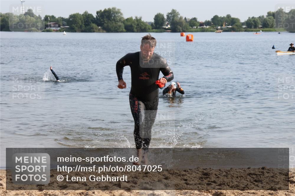 15.06.2025 - 27. Vierlanden-Triathlon Lena Gebhardt http://msf.ph/oto/8047025 15.06.2025 08:44:33 Schwimmen 93 meine-sportfotos.de