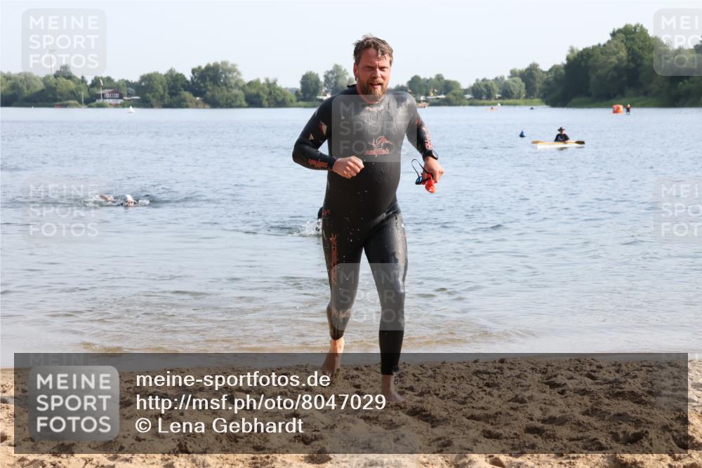 15.06.2025 - 27. Vierlanden-Triathlon Lena Gebhardt http://msf.ph/oto/8047029 15.06.2025 08:44:34 Schwimmen 93 meine-sportfotos.de