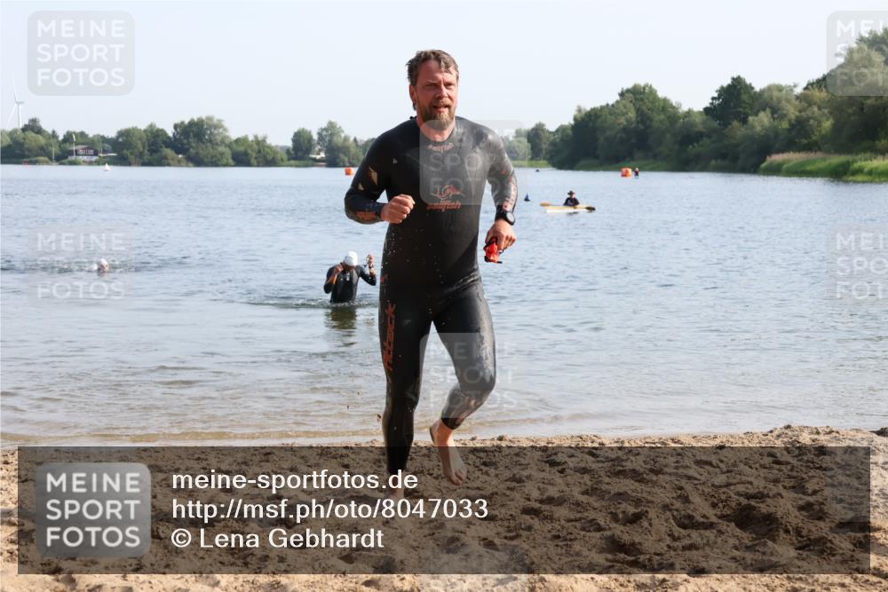 15.06.2025 - 27. Vierlanden-Triathlon Lena Gebhardt http://msf.ph/oto/8047033 15.06.2025 08:44:34 Schwimmen 93 meine-sportfotos.de