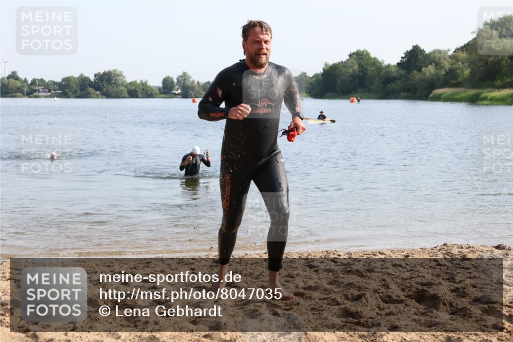 15.06.2025 - 27. Vierlanden-Triathlon Lena Gebhardt http://msf.ph/oto/8047035 15.06.2025 08:44:34 Schwimmen 93 meine-sportfotos.de