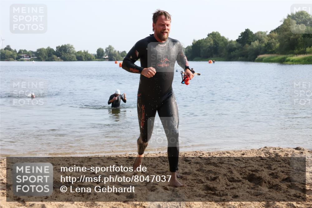 15.06.2025 - 27. Vierlanden-Triathlon Lena Gebhardt http://msf.ph/oto/8047037 15.06.2025 08:44:34 Schwimmen 93 meine-sportfotos.de