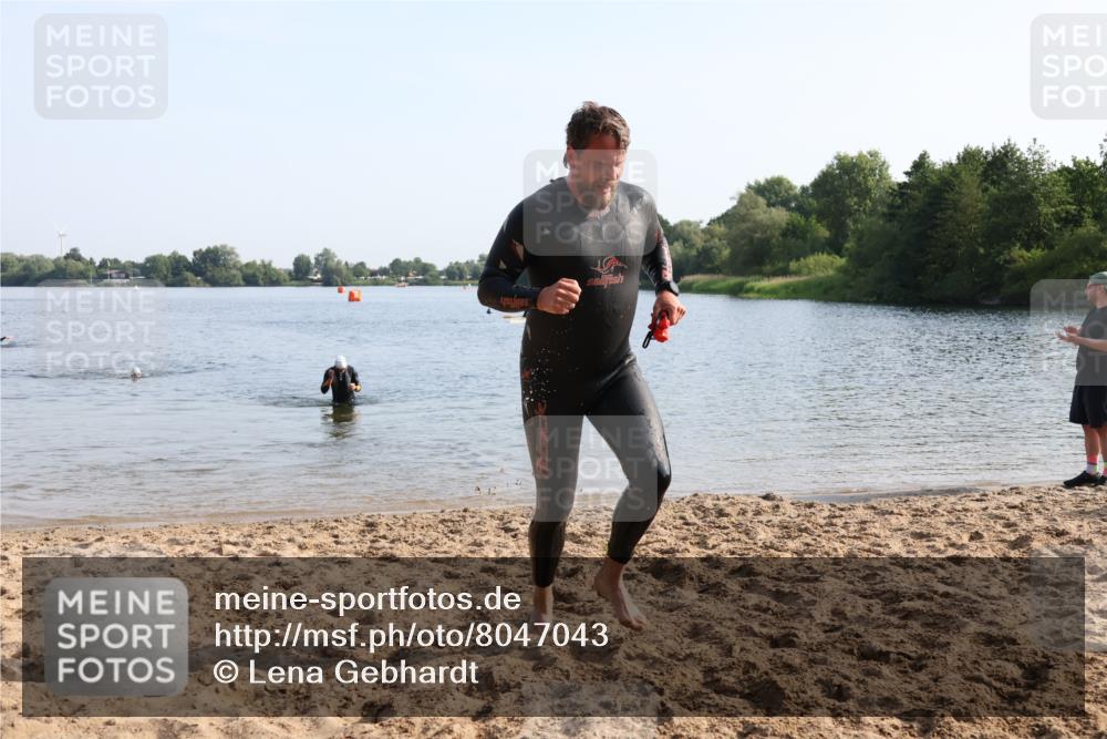 15.06.2025 - 27. Vierlanden-Triathlon Lena Gebhardt http://msf.ph/oto/8047043 15.06.2025 08:44:35 Schwimmen 93 meine-sportfotos.de