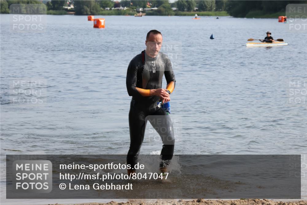 15.06.2025 - 27. Vierlanden-Triathlon Lena Gebhardt http://msf.ph/oto/8047047 15.06.2025 08:44:42 Schwimmen 81, 93 meine-sportfotos.de