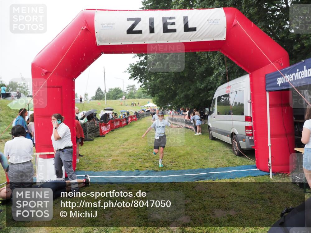 21.06.2025 - 27. Vierlanden-Triathlon MichiJ http://msf.ph/oto/8047050 15.06.2026 14:09:29 Ziel 1133, 1190, 1191, 1222 meine-sportfotos.de