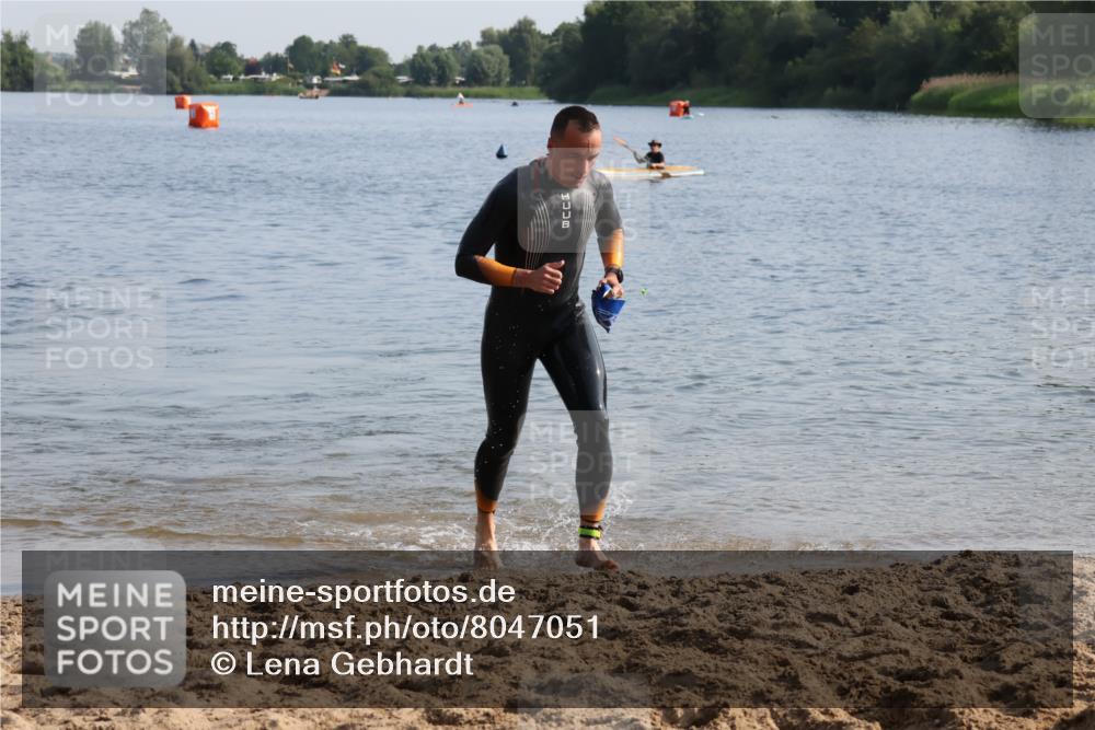 15.06.2025 - 27. Vierlanden-Triathlon Lena Gebhardt http://msf.ph/oto/8047051 15.06.2025 08:44:43 Schwimmen 81, 93, 160 meine-sportfotos.de