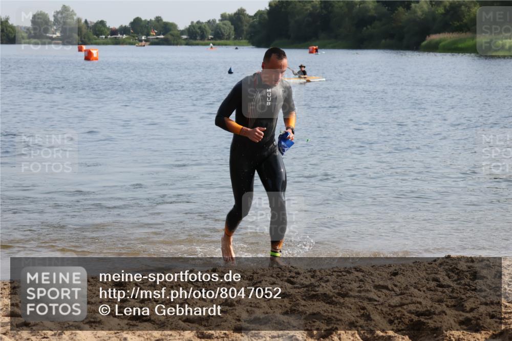 15.06.2025 - 27. Vierlanden-Triathlon Lena Gebhardt http://msf.ph/oto/8047052 15.06.2025 08:44:43 Schwimmen 81, 93, 160 meine-sportfotos.de