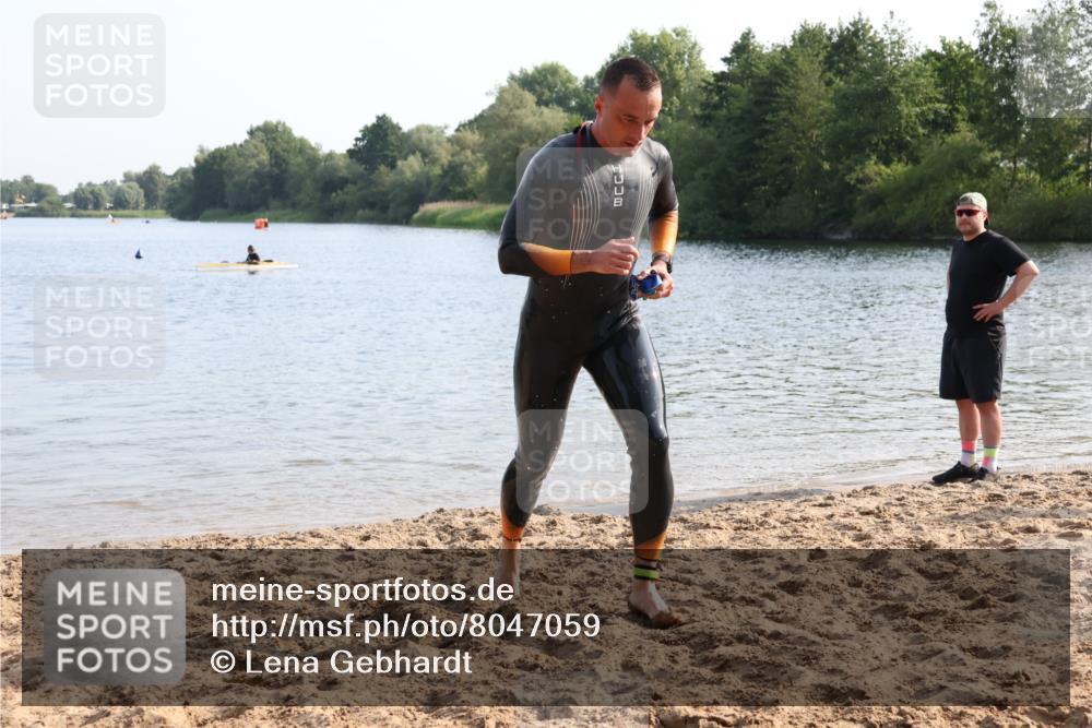 15.06.2025 - 27. Vierlanden-Triathlon Lena Gebhardt http://msf.ph/oto/8047059 15.06.2025 08:44:46 Schwimmen 81, 160 meine-sportfotos.de