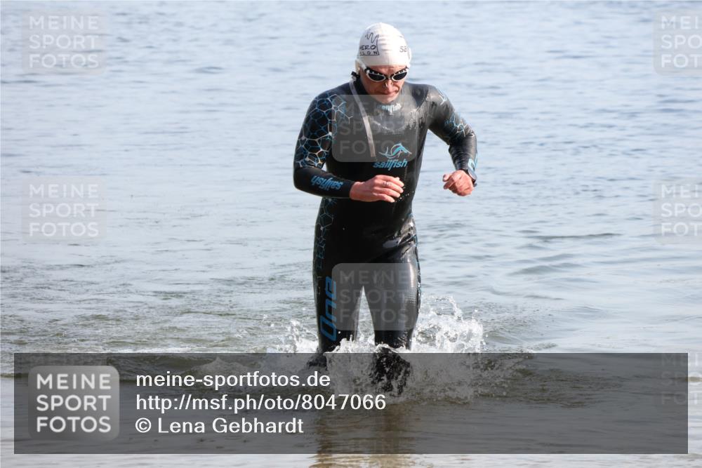 15.06.2025 - 27. Vierlanden-Triathlon Lena Gebhardt http://msf.ph/oto/8047066 15.06.2025 08:44:50 Schwimmen 81, 160 meine-sportfotos.de
