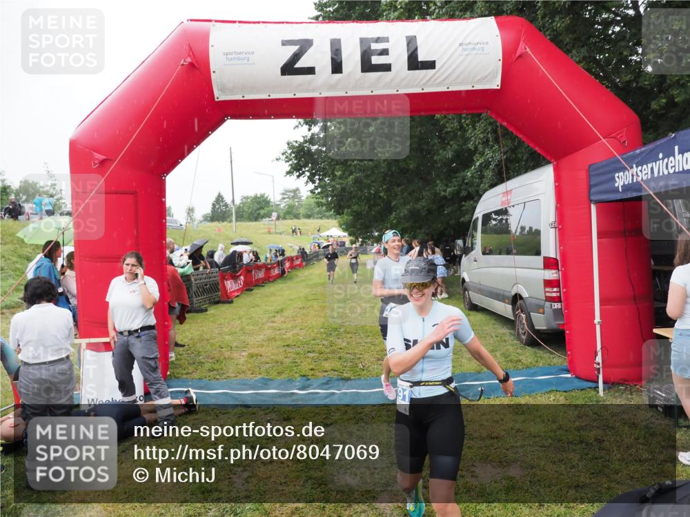 21.06.2025 - 27. Vierlanden-Triathlon MichiJ http://msf.ph/oto/8047069 15.06.2026 14:09:31 Ziel 687, 1133, 1190, 1191, 1222 meine-sportfotos.de