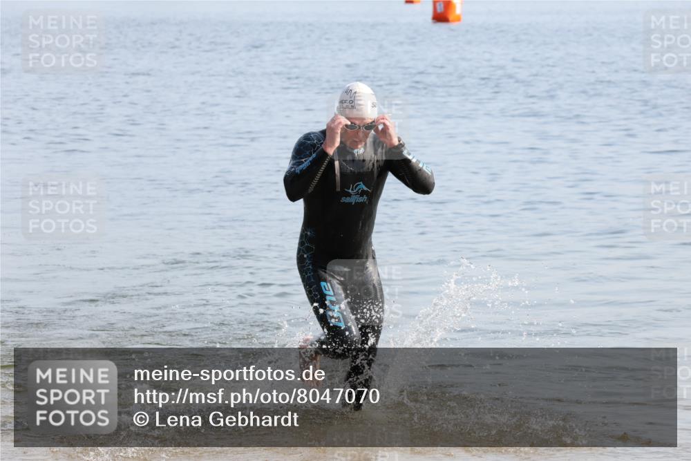 15.06.2025 - 27. Vierlanden-Triathlon Lena Gebhardt http://msf.ph/oto/8047070 15.06.2025 08:44:51 Schwimmen 81, 160 meine-sportfotos.de