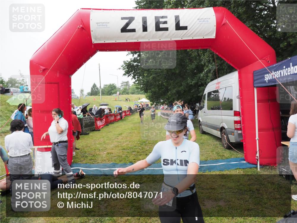 21.06.2025 - 27. Vierlanden-Triathlon MichiJ http://msf.ph/oto/8047071 15.06.2026 14:09:32 Ziel 687, 942, 1190, 1191, 1222 meine-sportfotos.de