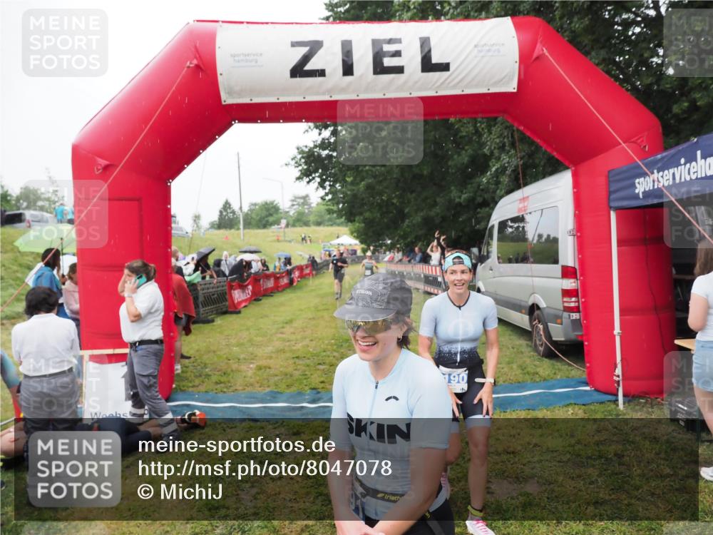21.06.2025 - 27. Vierlanden-Triathlon MichiJ http://msf.ph/oto/8047078 15.06.2026 14:09:32 Ziel 687, 942, 1190, 1191, 1222 meine-sportfotos.de