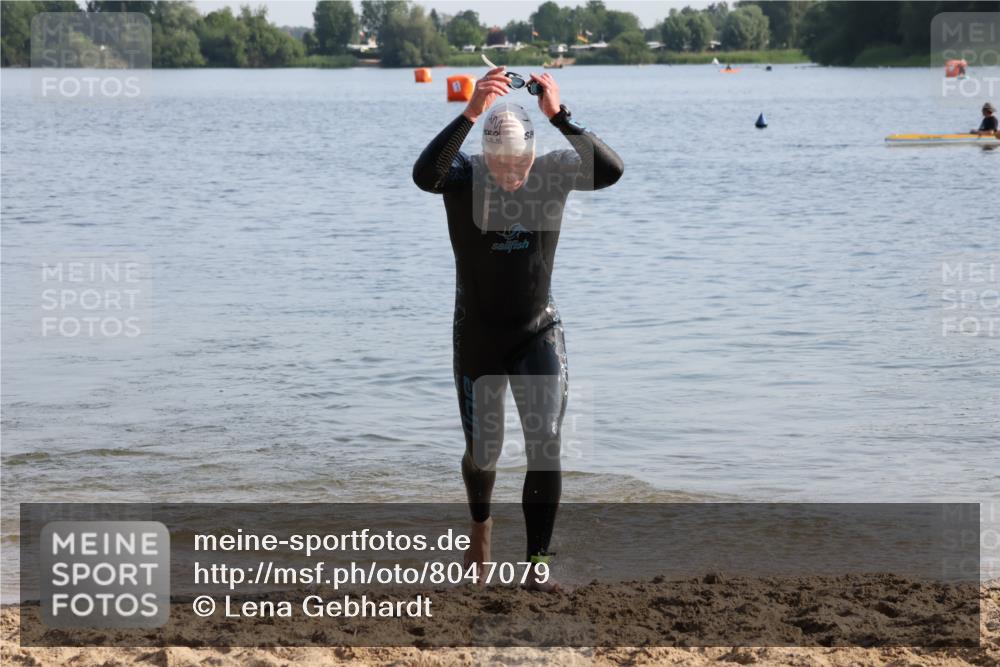 15.06.2025 - 27. Vierlanden-Triathlon Lena Gebhardt http://msf.ph/oto/8047079 15.06.2025 08:44:52 Schwimmen 81, 160 meine-sportfotos.de