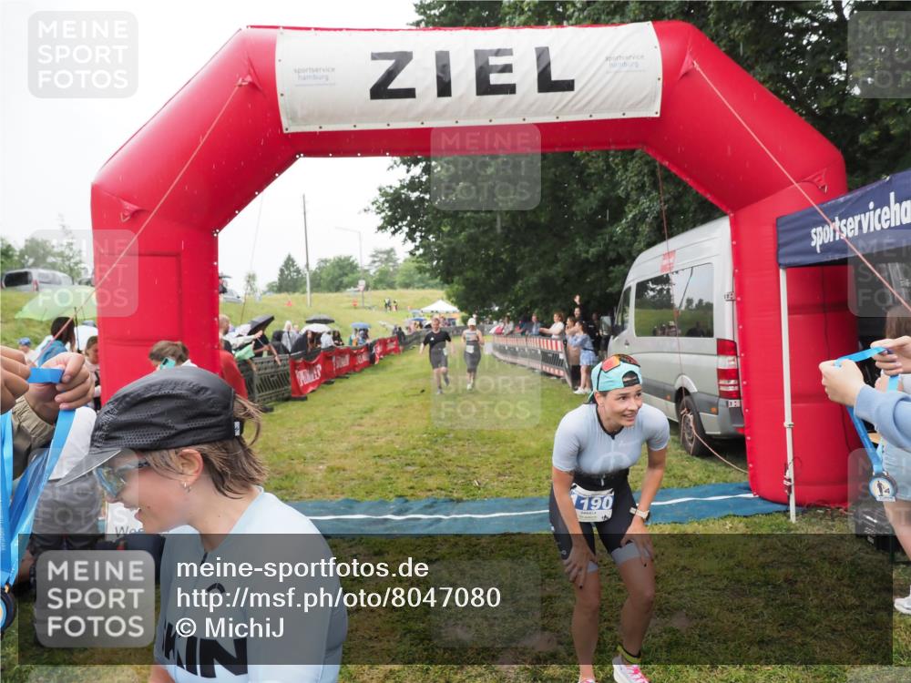 21.06.2025 - 27. Vierlanden-Triathlon MichiJ http://msf.ph/oto/8047080 15.06.2026 14:09:33 Ziel 687, 942, 1190, 1191, 1222 meine-sportfotos.de