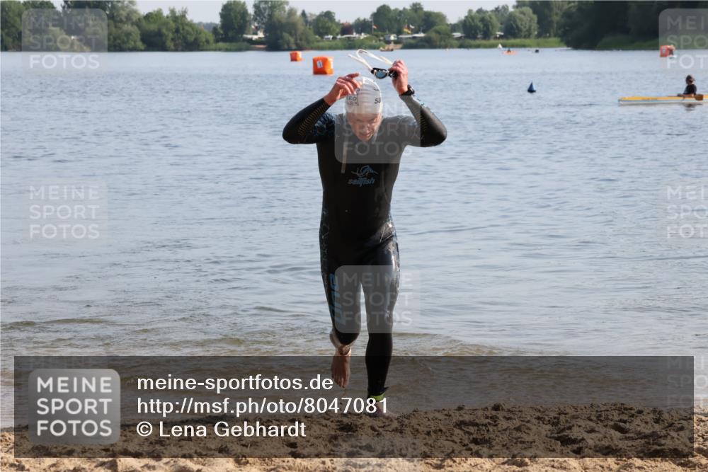 15.06.2025 - 27. Vierlanden-Triathlon Lena Gebhardt http://msf.ph/oto/8047081 15.06.2025 08:44:52 Schwimmen 81, 160 meine-sportfotos.de