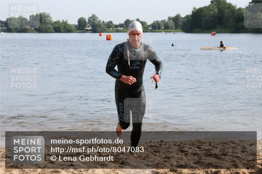 15.06.2025 - 27. Vierlanden-Triathlon Lena Gebhardt http://msf.ph/oto/8047083 15.06.2025 08:44:53 Schwimmen 81, 160 meine-sportfotos.de