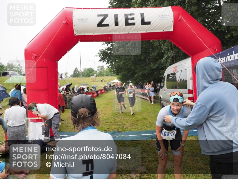 21.06.2025 - 27. Vierlanden-Triathlon MichiJ http://msf.ph/oto/8047084 15.06.2026 14:09:34 Ziel 687, 942, 1190, 1191, 1222 meine-sportfotos.de