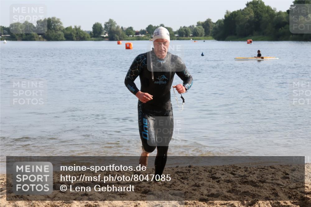 15.06.2025 - 27. Vierlanden-Triathlon Lena Gebhardt http://msf.ph/oto/8047085 15.06.2025 08:44:53 Schwimmen 81, 160 meine-sportfotos.de