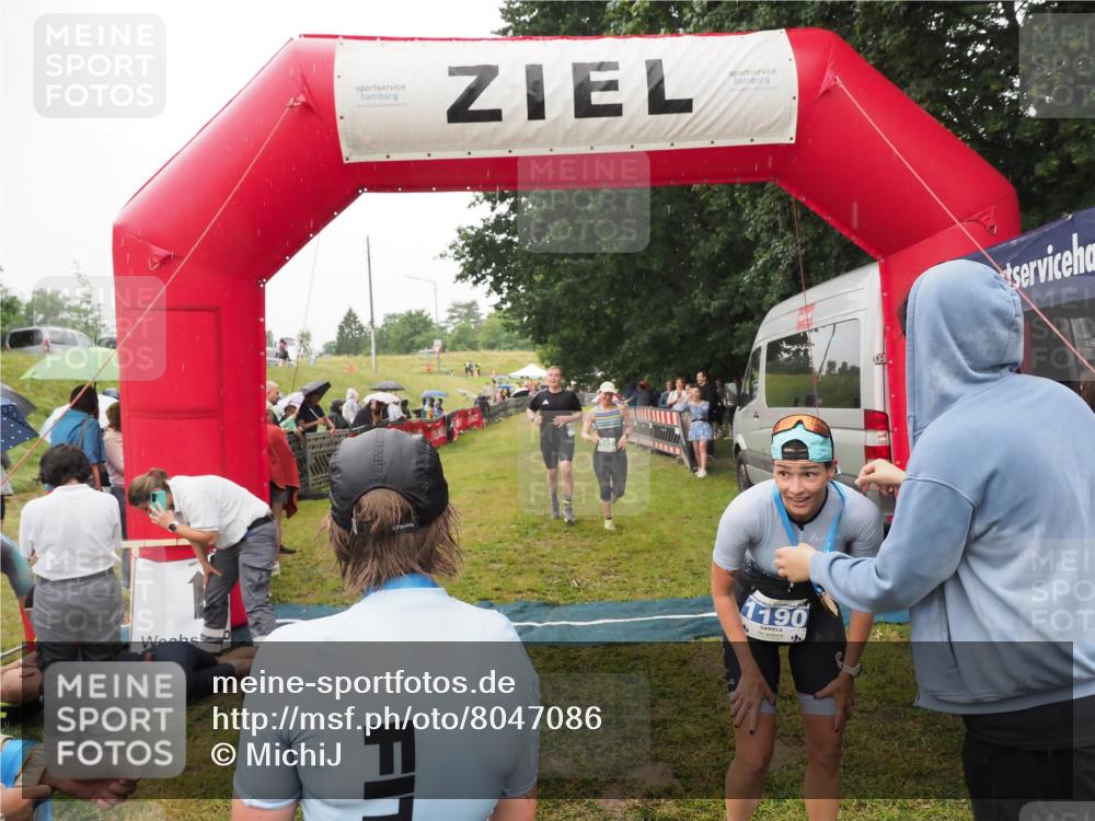 21.06.2025 - 27. Vierlanden-Triathlon MichiJ http://msf.ph/oto/8047086 15.06.2026 14:09:34 Ziel 687, 942, 1190, 1191, 1222 meine-sportfotos.de
