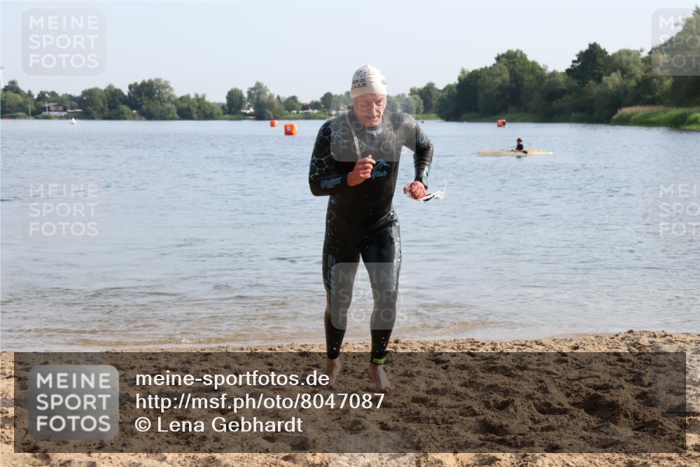 15.06.2025 - 27. Vierlanden-Triathlon Lena Gebhardt http://msf.ph/oto/8047087 15.06.2025 08:44:53 Schwimmen 81, 160 meine-sportfotos.de